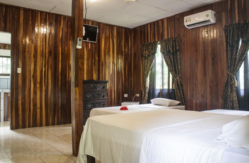 Manuel Antonio Hostel Resort ภายนอก รูปภาพ