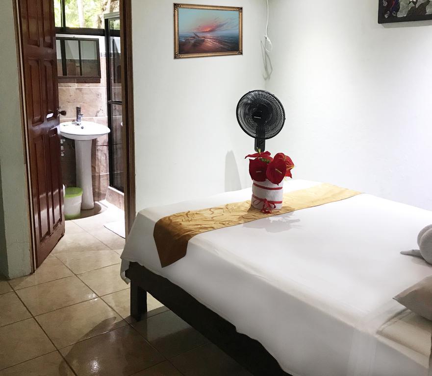Manuel Antonio Hostel Resort ภายนอก รูปภาพ