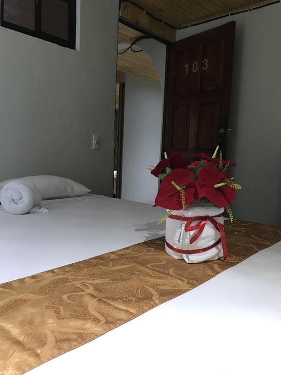 Manuel Antonio Hostel Resort ภายนอก รูปภาพ