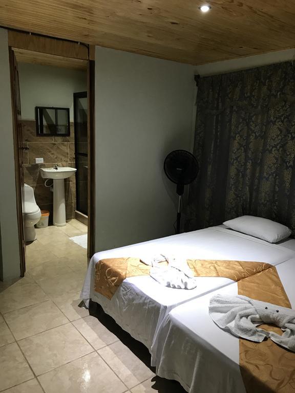 Manuel Antonio Hostel Resort ภายนอก รูปภาพ