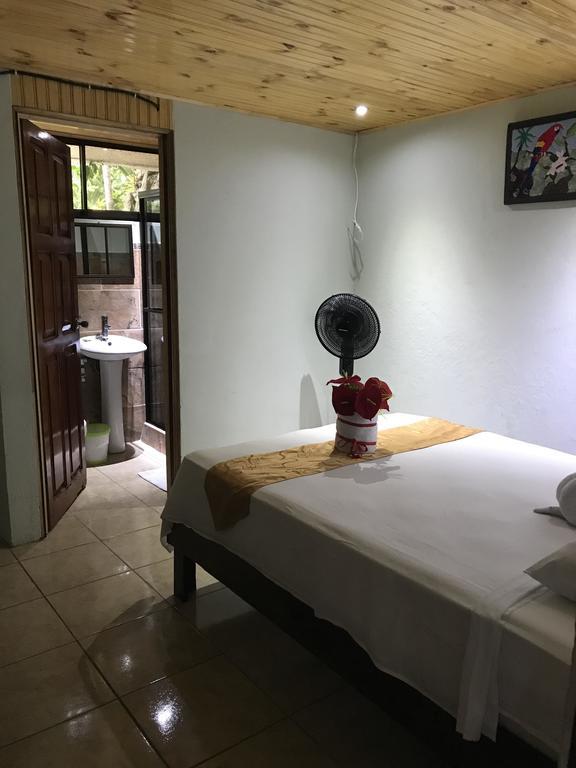 Manuel Antonio Hostel Resort ภายนอก รูปภาพ
